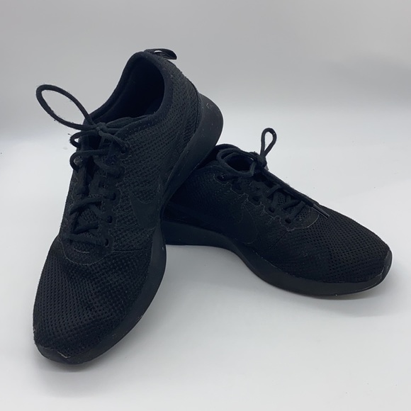 Nike boys Black tennis shoes Size Y 4.5 - Picture 3 of 5